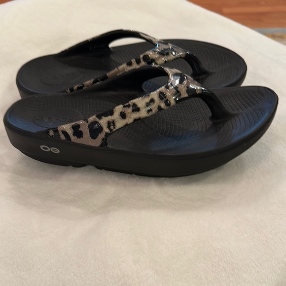 OOFOS Black and Leopard Print Sandals - Picture 6 of 6
